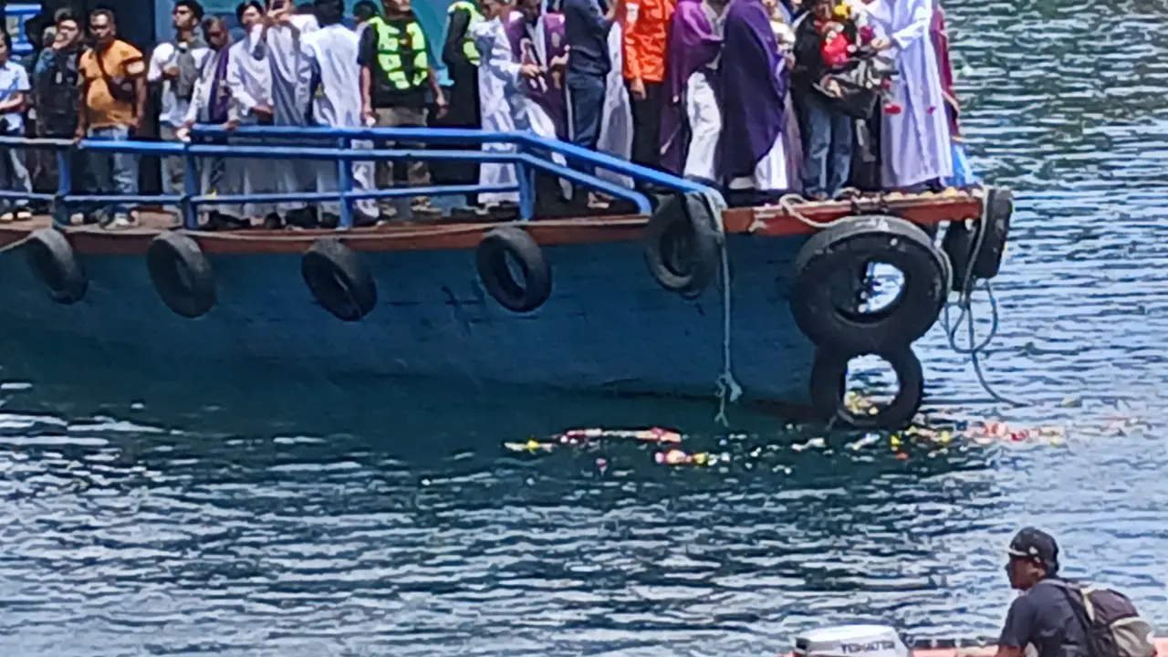 Isak Tangis di Situmurun: Misa dan Tabur Bunga Tandai Penghentian Pencarian Fr Cristoper yang Hilang di Danau Toba