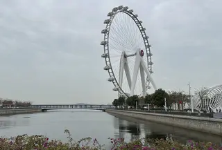 Pemandangan Bay Glory Ferris Wheel dari sisi laut. (Liputan6.com/Nanda Perdana Putra)