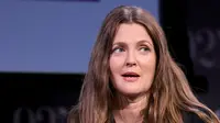 Drew Barrymore Mengaku Bosan Pakai Bra, Apa Alasannya?