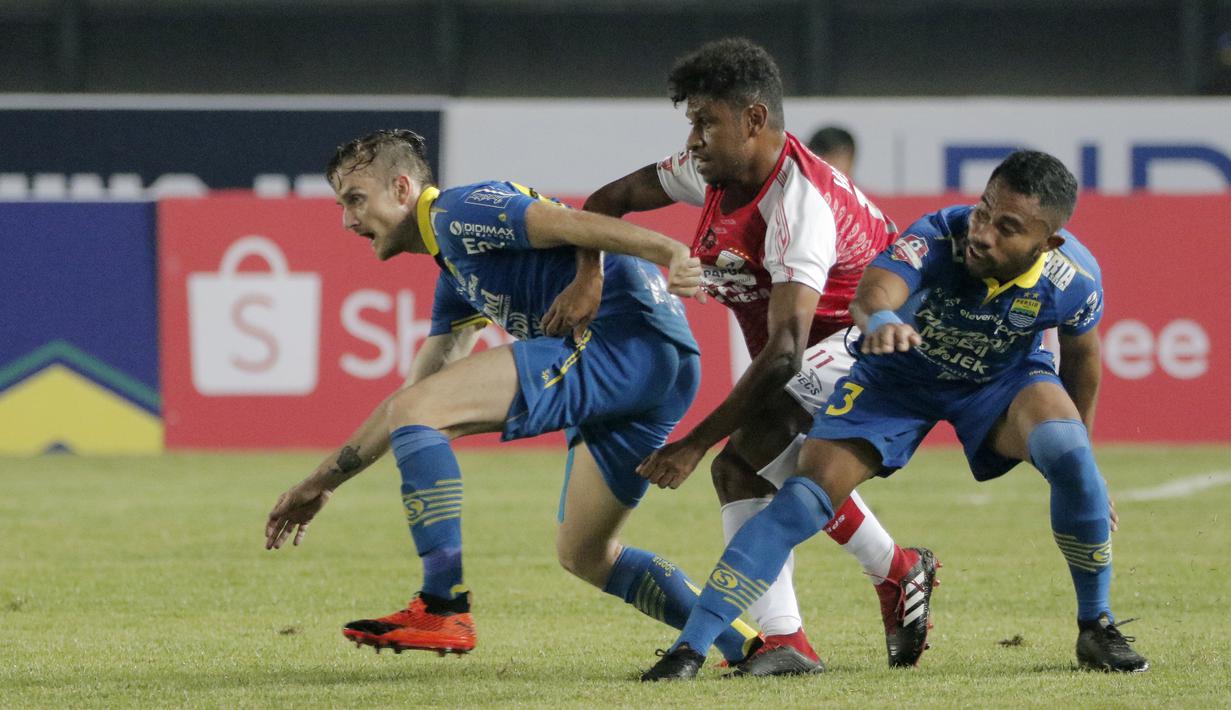Para pemain Persib Bandung berusaha menghadang gelandang Persipura Jayapura, Imanuel Wanggai, pada laga Liga 1 2019 di Stadion Si Jalak Harupat, Bandung, Sabtu (18/5). Persib menang 3-0 atas Persipura. (Bola.com/M. Iqbal Ichsan)