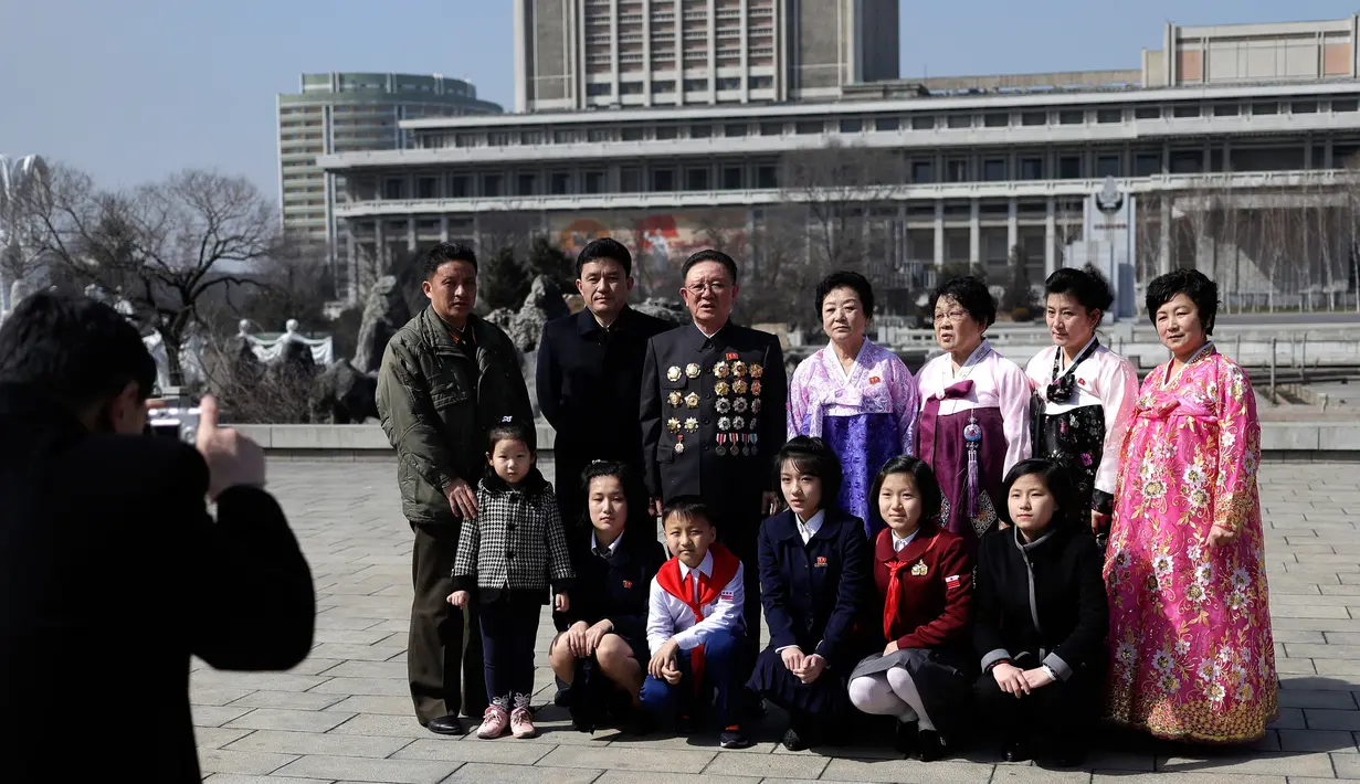 Keluarga foto bersama saat  memperingati Hari Perempuan Internasional di Pyongyang, Korea Utara, Jumat (8/3). Hari Perempuan Internasional jatuh pada tanggal 8 Maret setiap tahunnya. (AP Photo/Dita Alangkara)
