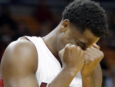 Ekspresi pemain Miami Heat, Hassan Whiteside usai gagal memasukan bola ke dalam keranjang saat melawan Philadelphia 76ers pada laga NBA preseason basketball game di Miami, Sabtu (22/10/2016) WIB. (AP/Alan Diaz)
