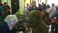 Antrian pengunjung Nasi Jamblang Cirebon Ibu Nur di musim libur Lebaran 2019. Foto (Liputan6.com / Panji Prayitno)