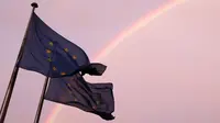 Sebuah pelangi terlihat di dekat bendera Eropa berkibar di Brussels, Belgia, (7/7/2015). (REUTERS/Francois Lenoir)