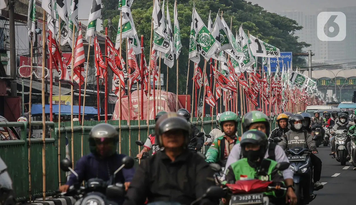Pemasangan atribut partai secara sembarangan dapat membahayakan pengguna jalan