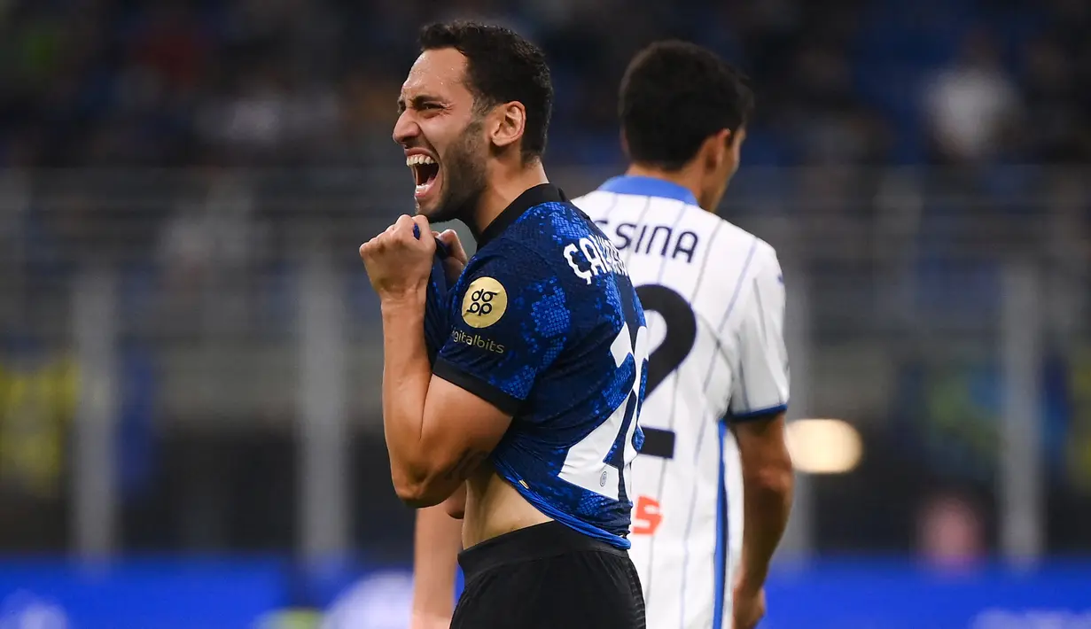 Inter memperoleh tendangan bebas pada menit ke-22 usai Edin Dzeko dilanggar Jose Luis Palomino. Tendangan bebas yang dilepaskan Hakan Calhanoglu masih membentur pagar betis yang dibangun para pemain Atalanta. (AFP/Marco Bertorello)