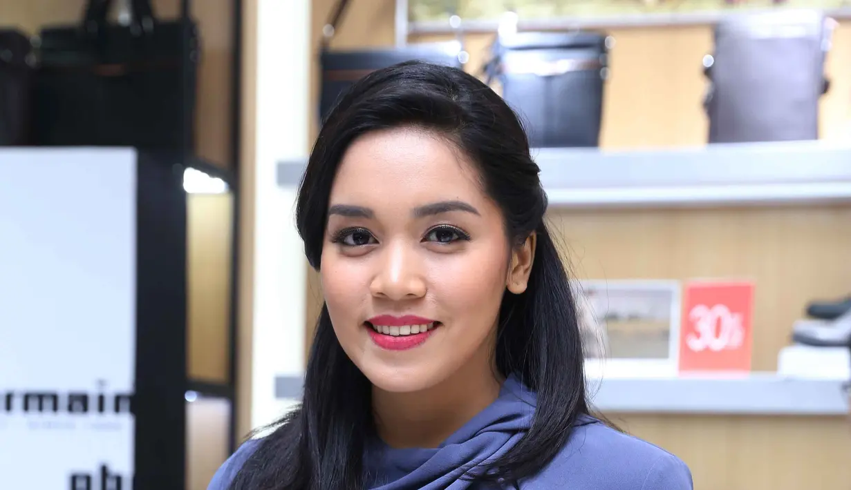 Sebagai pecinta sepatu, Alexandra rela merogoh kocek cukup dalam untuk mendapatkan salah satu item fashion tersebut. Bahkan dalam satu bulan ia bisa membeli 8 pasang sepatu sekaligus. (Nurwahyunan/Bintang.com)