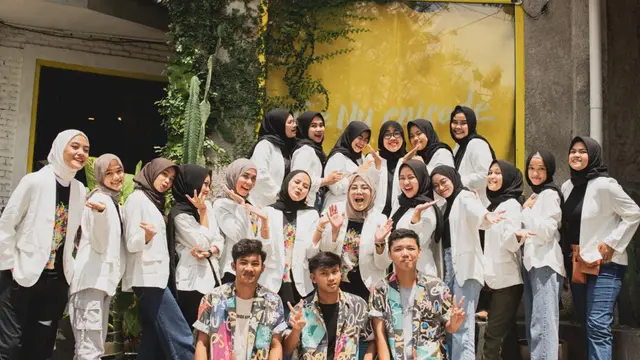 Kanjeng dan Amey bersama para karyawannya