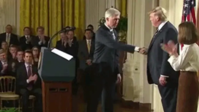 Donald Trump saat menjabat tangan Neil Gorsuch