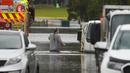 Seorang pria berjalan melalui air banjir kembali ke rumahnya dari sebuah truk pemadam kebakaran di Windsor di pinggiran Sydney, Australia, Selasa (5/6/2022). Ratusan rumah terendam di dalam dan sekitar kota terbesar Australia itu dalam keadaan darurat banjir yang berdampak pada 50.000 orang, kata para pejabat. (AP Photo/Mark Baker)