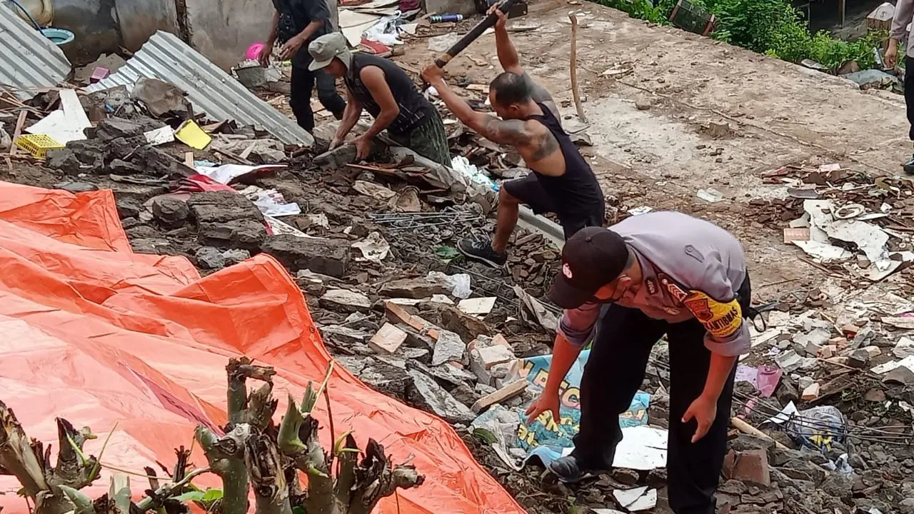 Tertimpa Rumah, Satu Keluarga ini Selamat