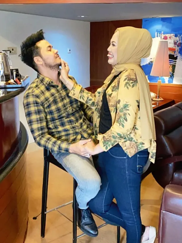 6 Potret Kenangan Elly Sugigi dan Aher yang Resmi Cerai, Disebut Ada Orang Ketiga