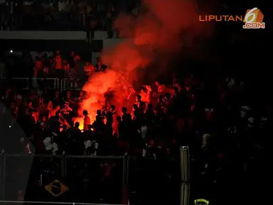 Meski sudah ada larangan dari panita pelaksana pertandingan namun masih saja ada suporter yang nekad membakar flare saat laga Persija vs Semen Padang di stadion GBK Jakarta (Liputan6.com/Helmi Fithriansyah)