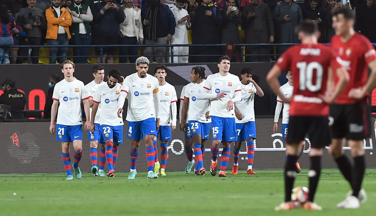 Para pemain Barcelona saat pertandingan sepak bola semifinal Piala Super Spanyol antara Osasuna dan Barcelona di Stadion Al Awal Park, Riyadh, Arab Saudi, Kamis (11/1/2024). Barcelona sukses mengalahkan Osasuna 2-0. (AP Photo)