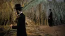 Sejumlah pria Yahudi Ultra-Ortodoks menyiapkan daun pohon palem untuk ritual Sukkot di Yerusalem (1/10). Perayaan hari raya Sukkot merupakan ungkapan rasa syukur bangsa Israel atas hasil panen. (AFP Photo/Manahem Kahana)