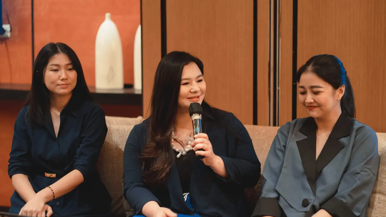 Yovita Lesmana dan Eriska Rein saat jumpa pers perkenalan Tineco Vacuum Cleaner di Hotel Shangri-La, Jakarta, baru-baru ini.