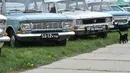 Seekor kucing berjalan di depan mobil jadul yang dipamerkan selama hari pembukaan festival mobil retro OldCarLand di Kiev (27/4). Pameran kendaraan jadul ini digelar dari 27 April hingga Mei, 1, 2018. (AFP Photo/Sergei Supinsky)