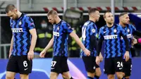 Para pemain Inter Milan tampak kecewa usai bermain imbang melawan Shakhtar Donetsk pada laga Liga Champions di Stadion Giuseppe Meazza, Kamis (10/12/2020). Inter Milan gagal melaju ke babak 16 besar karena hanya menjadi juru kunci di grup B. (AP/Antonio Calanni)