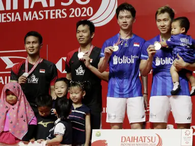 Ganda Putra Indonesia, Kevin Sanjaya/Marcus Fernaldi dan Mohammad Ahsan/Hendra Setiawan, berada di podium usai laga final Daihatsu Indonesia Masters 2020 di Istora, Jakarta, Minggu (19/1). Kevin/Marcus menang 21-15, 21-16. (Bola.com/M Iqbal Ichsan)