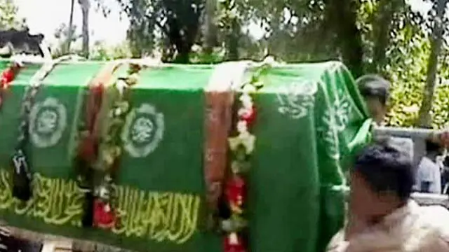 Jenazah Viki Rizka Dimakamkan