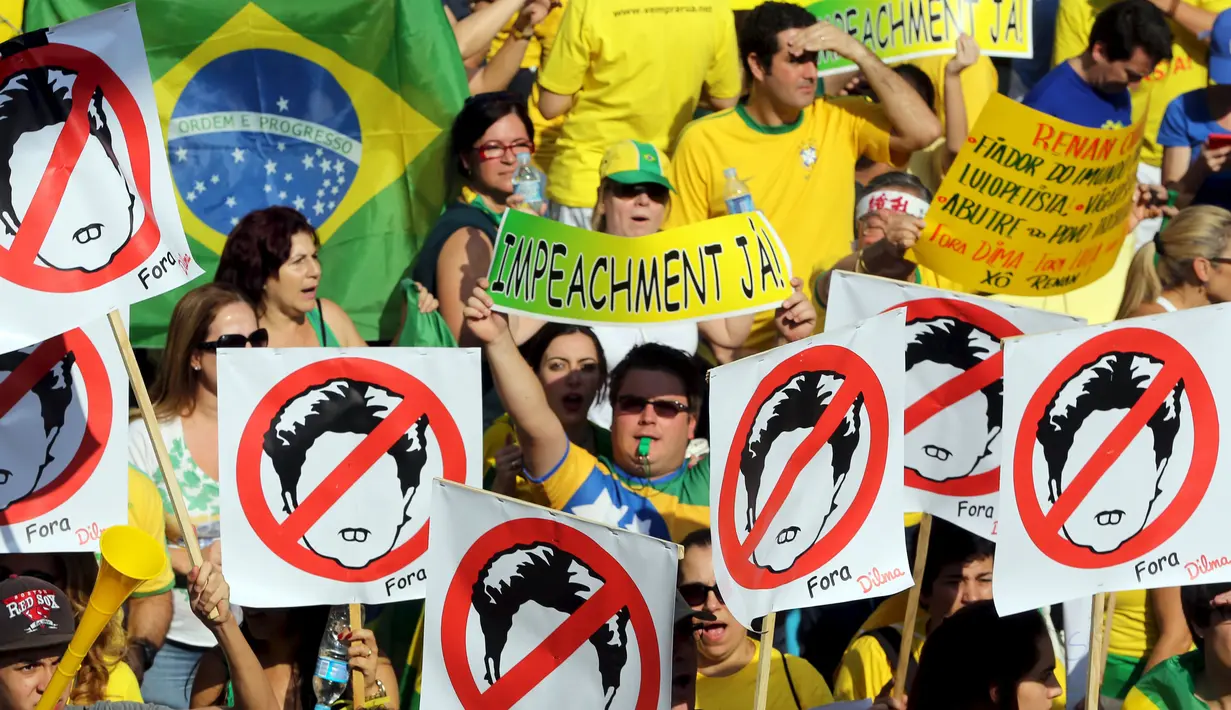 Ribuan warga membawa spanduk saat unjuk rasa mengecam skandal korupsi yang melanda para politisi dari partai Presiden Rousseff di Sao Paulo, Brasil, Minggu (16/08/2015). Unjuk rasa berlangsung lebih dari 200 kota di Brazil. (REUTERS/Paulo Whitaker)