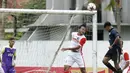 Pemain UMM duel udara dengan pemain STIMED Nusa Palapa pada laga Torabika Cup 2017 di Stadion Cakrawala, Malang, Rabu (22/11/2017). UMM Imbang 2-2 dengan STIMED Nusa Palapa. (Bola.com/M Iqbal Ichsan)