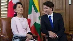 Penasehat negara Myanmar, Aung San Suu Kyi saat berbincang dengan Perdana Menteri Kanada, Justin Trudeau di Ottawa, Ontario, Kanada, (7/6). Pertemuan membahas kerjasama antar kedua negara. (Adrian Wyld/The Canadian Press via AP)
