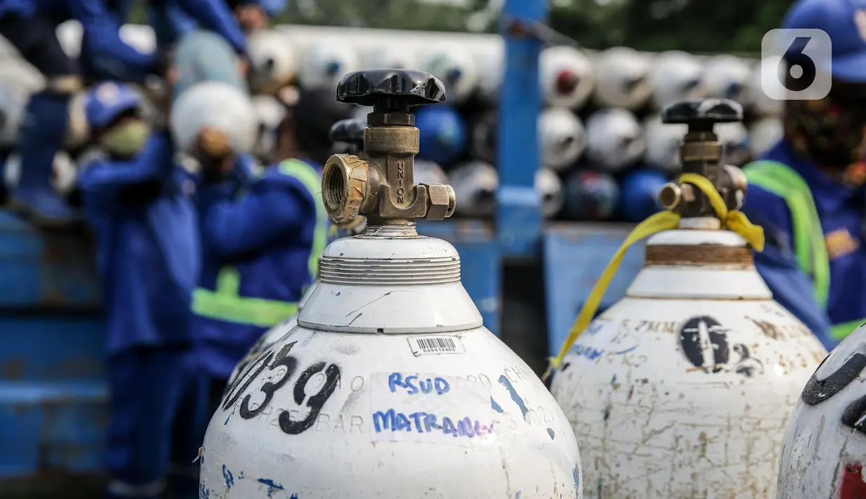 Sejumlah tabung oksigen yang akan didistribusikan bejajar di Posko Rescue Oxygen, Monas, Jakarta, Senin (5/7/2021). Posko Rescue Oxygen didirikan untuk membantu penyediaan tabung oksigen bagi rumah sakit pemerintah dan swasta khusus COVID-19. (Liputan6.com/Faizal Fanani)