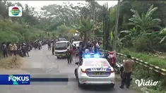 Simak informasi terkini dalam Fokus Pagi (25/07) dengan berita-berita sebagai berikut, Kecelakaan Beruntun Tewaskan Mahasiswi, Pengunjuk Rasa Korban Pengeroyokan, Kejagung Periksa Airlangga Hartarto, Duka Pemakaman 15 Korban Kapal Karam.