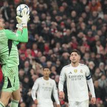 Kiper Real Madrid,&nbsp;Thibaut Courtois, tampil heroik saat timnya bersua Liverpool&nbsp;pada laga keempat league phase Liga Champions musim ini di Stadion Anfield, Rabu (5/11/2025) dini hari WIB. Meski Madrid kalah 0-1, Courtois berhasil melakukan delapan penyelamatan. (AP Photo/Jon Super)