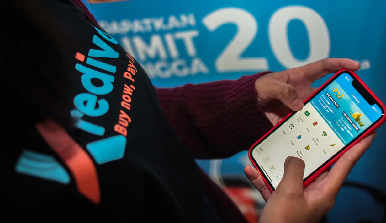 Seorang pengguna mencoba aplikasi Kredivo dalam acara peluncuran Kredivo produk pinjaman tunai di Jakarta, Selasa (4/12). Dua jenis pinjaman ini bunganya hanya sebesar 2,95 persen. (Liputan6.com/Faizal Fanani)