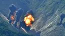 Pesawat pembom B-1B AS mejatuhkan bomnya saat terbang bersama Jet tempur Angkatan Udara AS F-35 dan jet tempur F-15 Korea Selatan di atas Semenanjung Korea, Korea Selatan (31/8). (South Korea Defense Ministry via AP)