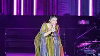 Penyanyi Rossa saat menghibur para penggemarnya di Senayan, Jakarta, Jumat (27/5/2022). Dalam konser bertajuk Rossa 25 Shining Years Concert yang menjadi penanda 25 tahun kariernya dalam industri musik ini Rossa membawakan 27 lagu. (Liputan6.com/Angga Yuniar)