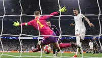 Penyerang Real Madrid, Joselu saat berhasil mengecoh penjaga gawang Bayern Munich, Manuel Neuer dan mencetak gol pertama bagi timnya selama pertandingan sepak bola leg kedua semifinal Liga Champions 2023/2024 di stadion Santiago Bernabeu, Madrid, 8 Mei 2024. (Thomas COEX/AFP)