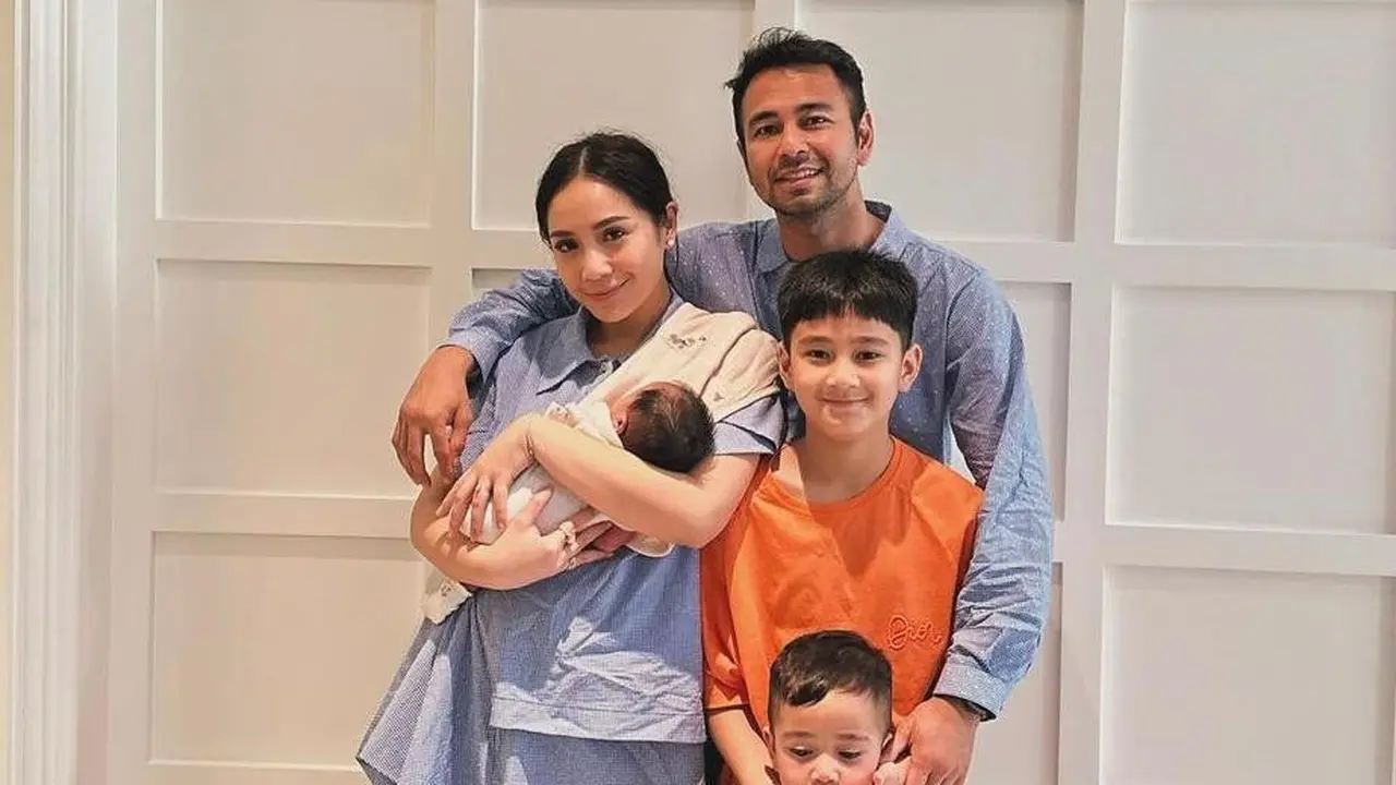 6 Gaya Raffi Ahmad dan Nagita Slavina Kenalkan Anak Adopsi yang Bernama Lily