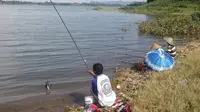 Sejumlah warga memancing di pinggir sungai Batanghari. (Liputan6.com/B Santoso)