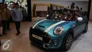 Pengunjung melihat mobil keluaran terbaru dari Mini Cooper yang dipamerkan pada GIIAS 2016 di ICE BSD City Serpong, Banten, Kamis (11/8). Mini Cooper tipe mini cabrio tersebut dipasarkan Rp 889 juta otr. (Liputan6.com/Helmi Fithriansyah)