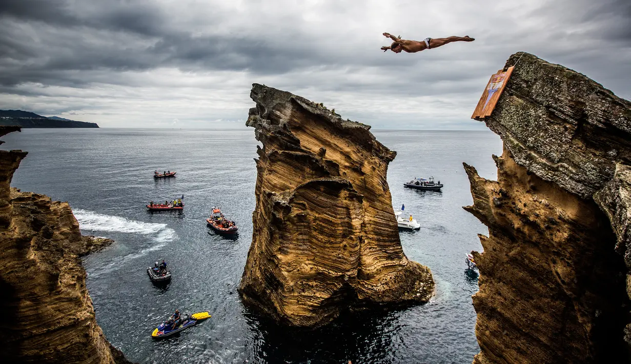Peserta asal Bulgaria, Todor Spasov, melakukan lompatan setinggi 21 meter dari tebing Islet Franca do Campo dalam kompetisi Red Bull Cliff Diving World Series di Sao Miguel, Portugal, 7 Juli 2017. (Romina Amato/Red Bull Content Pool via AP Images)