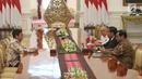 Presiden Joko Widodo (Jokowi) bertemu CEO Bukalapak, Achmad Zaky di Istana Merdeka, Sabtu (16/2). Pertemuan digelar setelah cuitan Zaky soal bujet research & development (R&D) Indonesia ramai diperbincangkan di media sosial. (Liputan6.com/Angga Yuniar)