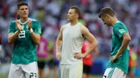 Pemain timnas Jerman, Thomas Muller, Manuel Neuer dan Mario Gomez berjalan di lapangan pada akhir laga Grup F melawan Korea Selatan di Kazan Arena, Rabu (27/6). Langkah Jerman terhenti di Piala Dunia 2018 setelah kalah dari Korsel (AP/Thanassis Stavrakis)