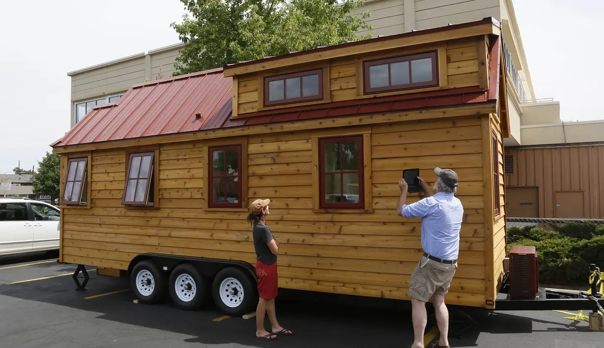 Warga tampak melihat rumah mungil Tumbleweed dengan merk Cypress 24 yang dipamerkan di Boulder, Colorado, Senin (4/8/14). (REUTERS/Rick Wilking)