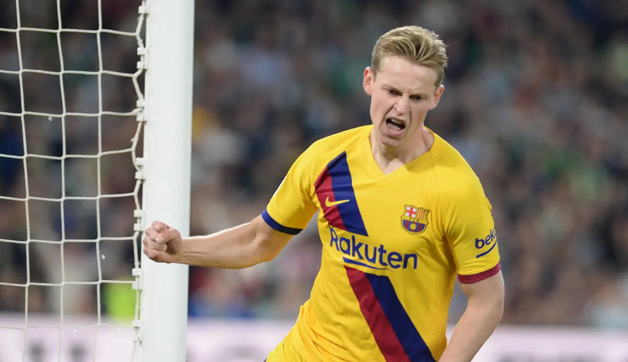 5. Frenkie De Jong (86 juta euro) - Penampilan apik Frenkie De Jong bersama Ajax membuat Barcelona kepincut untuk mendatangkannya. Pada 2019, Barcelona mengelontorkan dana 86 juta euro untuk melabuhkan gelandang asal Belanda ini. (AFP/Cristina Quicler)