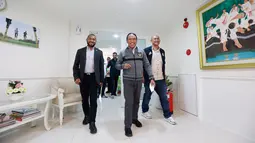 Menteri Pemuda dan Olahraga (Menpora) Zainudin Amali, berjalan menuju ruang jumpa pers setelah pertemuan dengan perwakilan klub Liga 2 di Kantor Kemenpora, Senin (30/1/2023). (Bola.com/M Iqbal Ichsan)