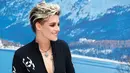 Aktris Kristen Stewart tersenyum saat sesi pemotretan sebelum acara busana koleksi Women's Fall-Winter 2019/2020 Chanel di Grand Palais, Paris, Prancis (5/3). (AP Photo/Thibault Camus)