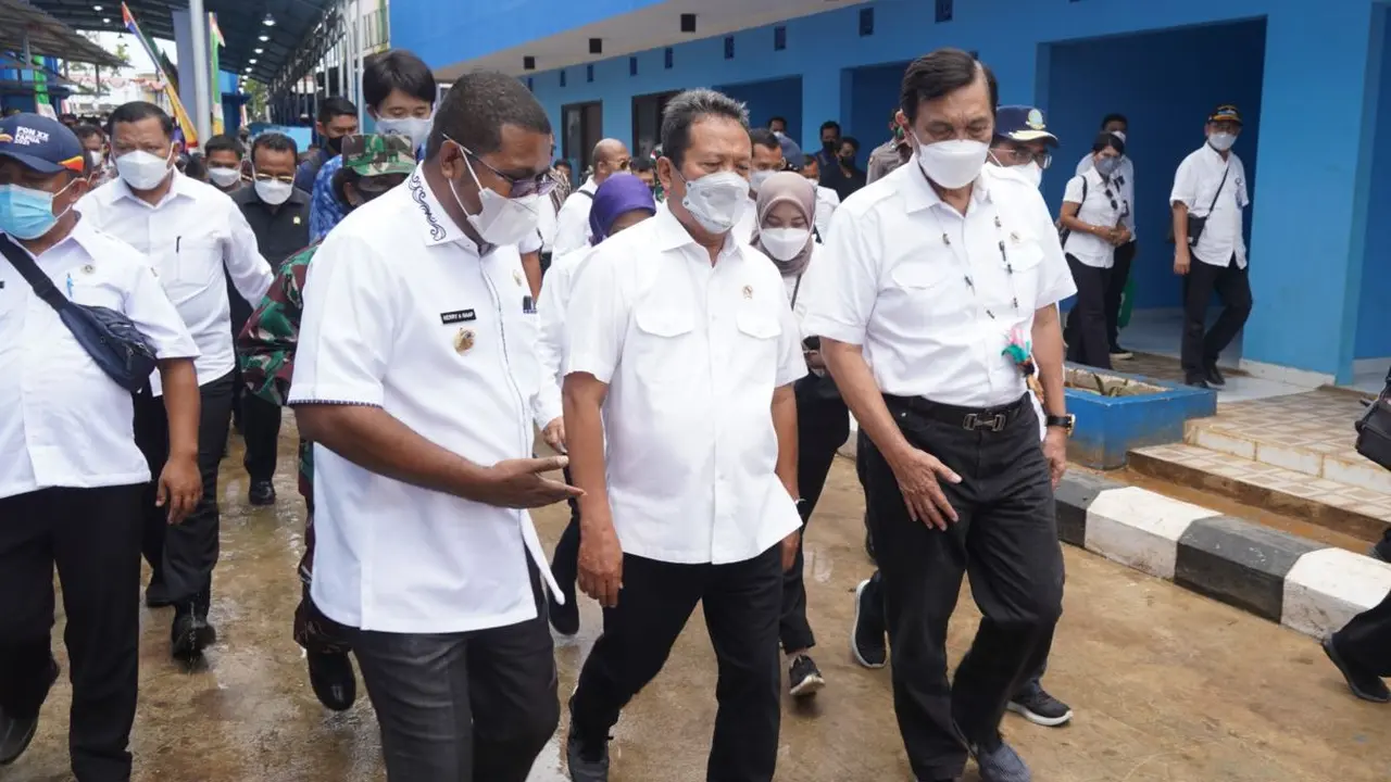 Menteri Kelautan dan Perikanan Sakti Wahyu Trenggono meresmikan pasar ikan Fandoi di Sentra Kelautan dan Perikanan Terpadu (SKPT) Biak Numfor, Papua