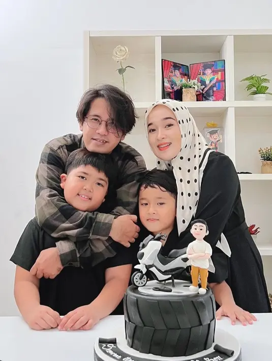 Meski telah berpisah, Ririe Fairus dan Ayus Sabyan tetap kompak dan terlihat bahagia.