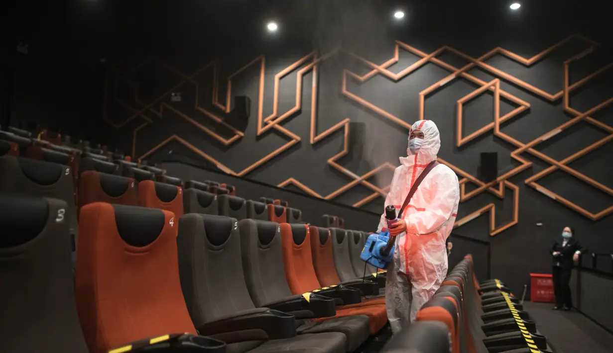 Pekerja melakukan disinfeksi di sebuah bioskop di Wuhan, Provinsi Hubei, China, Senin (20/7/2020). Badan Administrasi Film China mengizinkan bioskop-bioskop di daerah berisiko rendah untuk melanjutkan operasional mereka dengan berbagai langkah pencegahan epidemi yang efektif. (Xinhua/Xiao Yijiu)