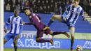 Duel pemain Wigan, Jay Fulton (kanan) dan pemain Manchester City, Ilkay Gundogan (tengah) pada laga babak kelima Piala FA di DW Stadium, Wigan, (19/2/2018). Manchester City kalah 0-1.  (AP/Rui Vieira)