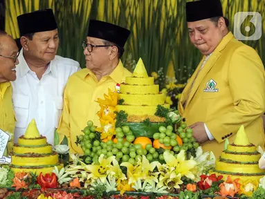 Bakal Calon Presiden dari Koalisi Indonesia Maju, Prabowo Subianto (kedua kiri) saat menghadiri syukuran Hari Ulang Tahun (HUT) ke-59 Partai Golkar yang digelar di DPP Partai Golkar, Jakarta, Jumat (20/10/2023). (Liputan6.com/Angga Yuniar)