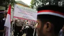 Massa Aliansi Anak Bangsa untuk Kemanusiaan membentangkan spanduk saat aksi damai di depan Kedubes Myanmar, Jakarta, Selasa (5/9). Aksi ini merupakan respons atas tindakan kekerasan dan pembunuhan terhadap etnis rohingya. (Liputan6.com/Faizal Fanani)